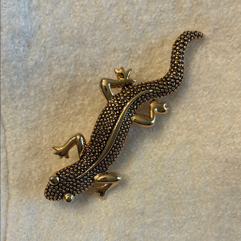 Gold tone Medium Salamander brooch pin